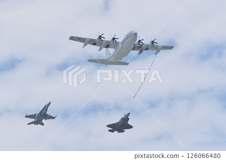 美國海軍陸戰隊 KC-130J、F/A-18 和 F-35 在岩國空軍基地航展上編隊飛行 126066480