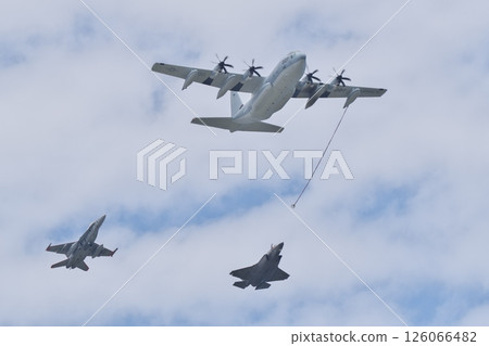 美國海軍陸戰隊 KC-130J、F/A-18 和 F-35 在岩國空軍基地航展上編隊飛行 美國海軍陸戰隊 KC-130J、F/A-18 和 F-35 在岩國空軍基地航展上編隊飛行 126066482