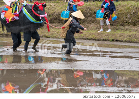 <Shimane Prefecture> Flower rice planting in Ikeda area, plowing 126066572
