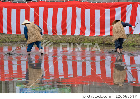 <Shimane Prefecture> Preparation for flower planting in Ikeda area: Leveling the ground 126066587