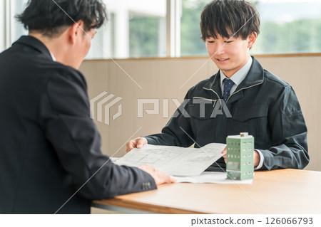 身著工作服的年輕亞洲商人正在開會討論建築或租戶談判 身著工作服的年輕亞洲商人正在開會討論建築或租戶談判 126066793
