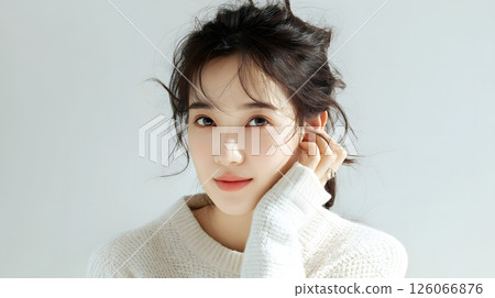 一位日本年輕女子的簡介。白色背景下自然光的美麗肖像 126066876