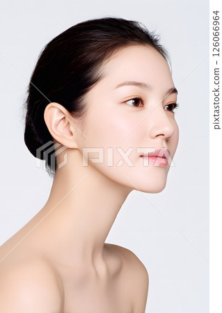 年輕女子的正面肖像。乾淨透明的美女形象 126066964