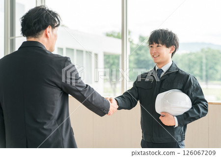 身著工作服的亞洲年輕男子在會議室握手 126067209