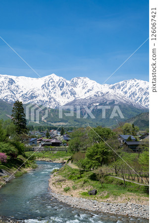 長野縣白馬村大出公園,白雪皚皚的北阿爾卑斯山和清澈的溪流 長野縣白馬村大出公園,白雪皚皚的北阿爾卑斯山和清澈的溪流 126067421