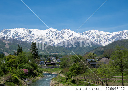 長野縣白馬村大出公園,白雪皚皚的北阿爾卑斯山和清澈的溪流 長野縣白馬村大出公園,白雪皚皚的北阿爾卑斯山和清澈的溪流 126067422