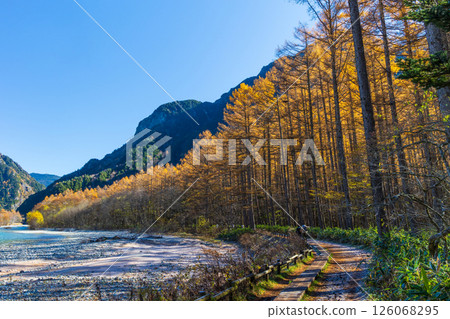 Kamikochi in late autumn: Japan's leading mountain resort 126068295