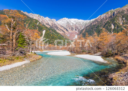 深秋的上高地，日本著名的山區度假勝地之一：穗高山脈和梓川 126068312