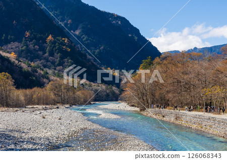 深秋的上高地:日本首屈一指的山區度假勝地 深秋的上高地:日本首屈一指的山區度假勝地 126068343