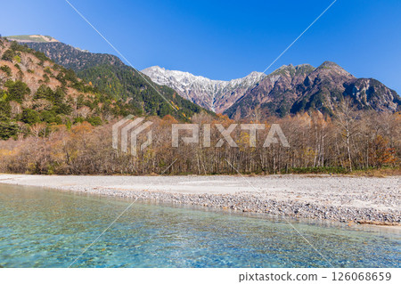 深秋的上高地，日本著名的山區度假勝地之一：穗高山脈和梓川 126068659
