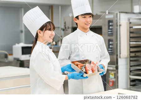 身穿廚師服的男女工作人員煮魚(廚師、菜市場、食品加工) 身穿廚師服的男女工作人員煮魚(廚師、菜市場、食品加工) 126068782