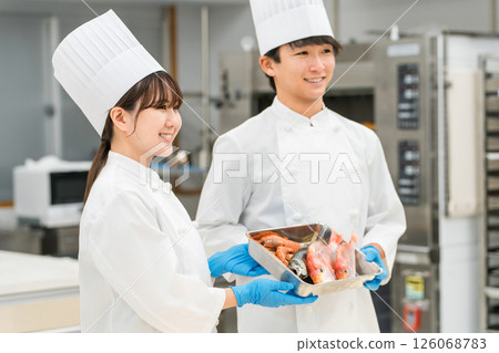 身穿廚師服的男女工作人員煮魚(廚師、菜市場、食品加工) 身穿廚師服的男女工作人員煮魚(廚師、菜市場、食品加工) 126068783