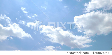 Blue sky and white clouds in early summer 126069035