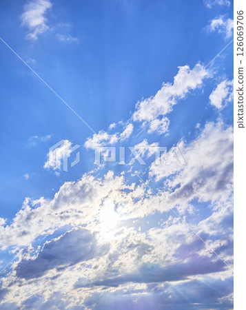 清新的藍天、晴朗的雲朵和陽光 清新的藍天、晴朗的雲朵和陽光 126069706