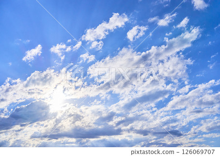 清新的藍天、晴朗的雲朵和陽光 126069707