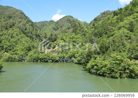 平岡水壩湖上的飯田線大橋 平岡水壩湖上的飯田線大橋 126069956