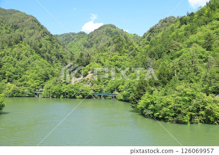 沿著平岡水壩湖行駛的飯田線24號本地列車 126069957