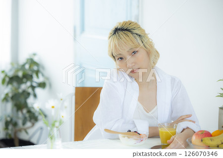 Breakfast: Woman eating yogurt 126070346