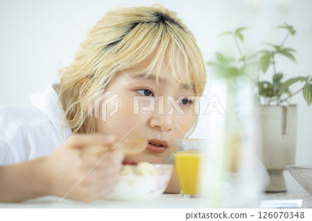 早餐:女人吃酸奶 早餐:女人吃酸奶 126070348