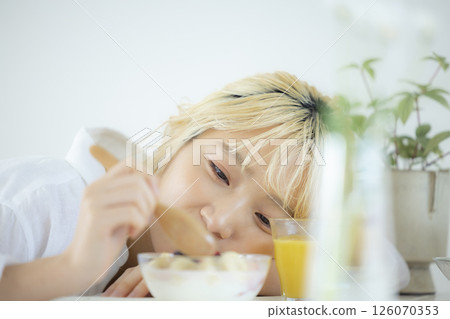 Breakfast: Woman eating yogurt 126070353