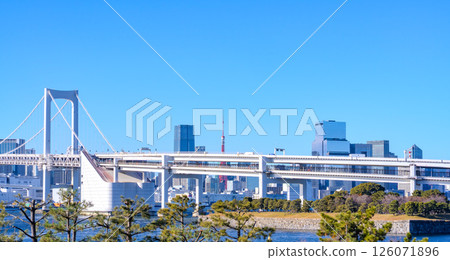 從東京台場看到的彩虹橋和摩天大樓 126071896
