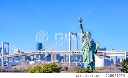 東京台場的自由女神像和東京摩天大樓 126071953