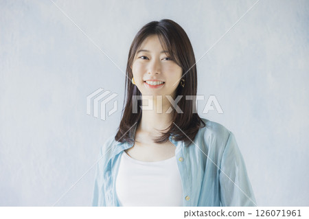 一個年輕的女人帶著微笑 一個年輕的女人帶著微笑 126071961