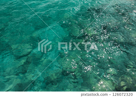 Turquoise sea water with sunlight glimmers 126072320