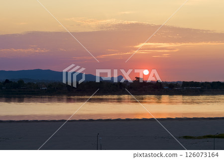 泰國那空拍儂:湄公河與寮國山脈的日出 泰國那空拍儂:湄公河與寮國山脈的日出 126073164