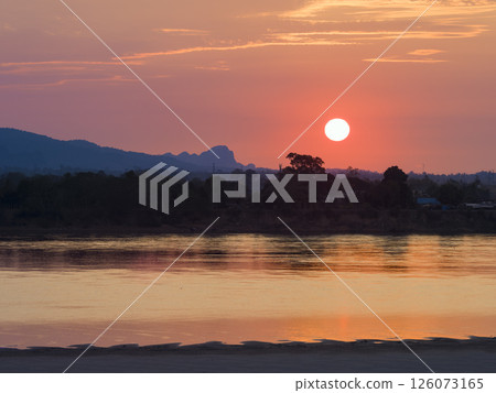 泰國那空拍儂:湄公河與寮國山脈的日出 泰國那空拍儂:湄公河與寮國山脈的日出 126073165