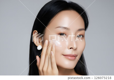 一位日本年輕女子塗抹護膚霜的特寫鏡頭 126073218