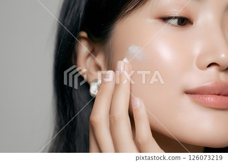 一位日本年輕女子塗抹護膚霜的特寫鏡頭 126073219