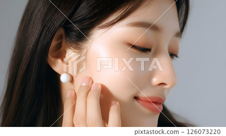 一位日本年輕女子塗抹護膚霜的特寫鏡頭 126073220