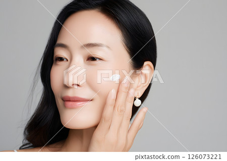 一位日本年輕女子塗抹護膚霜的特寫鏡頭 126073221