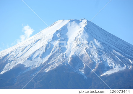 隆冬時節,富士山頂的天空晴朗 隆冬時節,富士山頂的天空晴朗 126073444