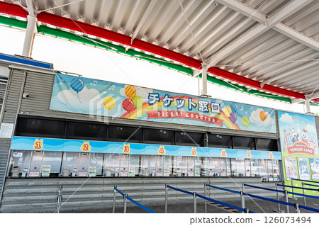 神奈川縣川崎市多摩區讀賣樂園售票窗口,春天的藍天 神奈川縣川崎市多摩區讀賣樂園售票窗口,春天的藍天 126073494