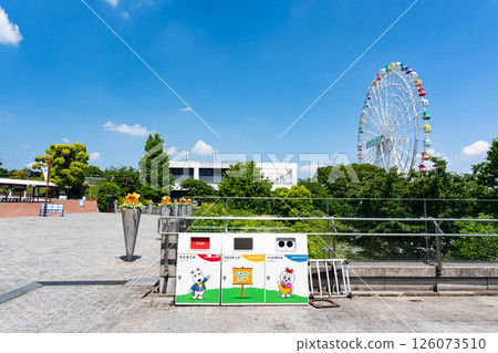 View of the Ferris wheel from near the Sky Gate at Yomiuriland, under the blue spring sky, Tama Ward, Kawasaki City, Kanagawa Prefecture View of the Ferris wheel from near the Sky Gate at Yomiuriland, under the blue spring sky, Tama Ward, Kawasaki City, Kanagawa Prefecture 126073510