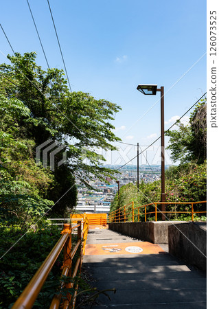 通往讀賣樂園的樓梯、巨人之路、稻城市景、春天的藍天、東京都稻城市矢口 通往讀賣樂園的樓梯、巨人之路、稻城市景、春天的藍天、東京都稻城市矢口 126073525