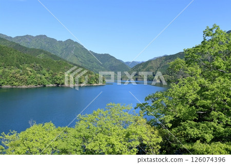 碧綠欲滴的鯉浦湖(高知縣土佐町) 碧綠欲滴的鯉浦湖(高知縣土佐町) 126074396