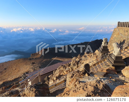 Mt. Ontake in midsummer (sea of clouds and Haccho-tarumi seen from the summit) Mt. Ontake in midsummer (sea of clouds and Haccho-tarumi seen from the summit) 126075178