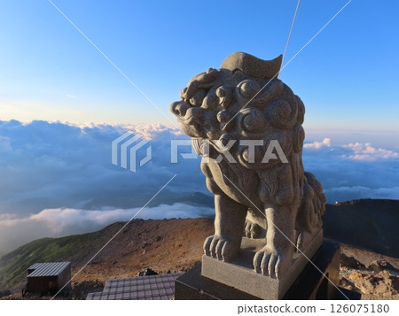 盛夏的御嶽山（山頂的獅子像在朝陽的照耀下熠熠生輝） 126075180