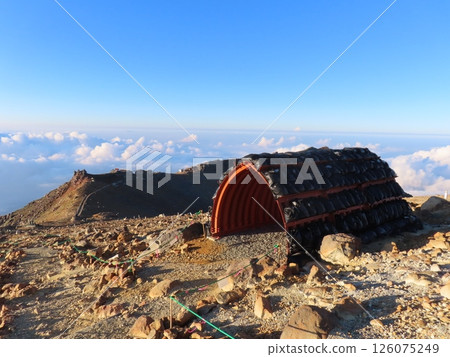 盛夏的御嶽山（登山道上的金屬棚） 126075249