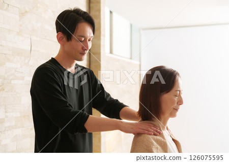 休閒工作人員和高級女性顧客 休閒工作人員和高級女性顧客 126075595