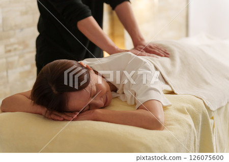 Relaxation staff and senior female customer 126075600
