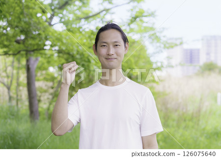 一名年輕男子站在公園裡的肖像 一名年輕男子站在公園裡的肖像 126075640