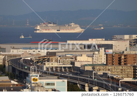 「MSC Bellissima」號駛往首都高速公路灣岸線 「MSC Bellissima」號駛往首都高速公路灣岸線 126075760