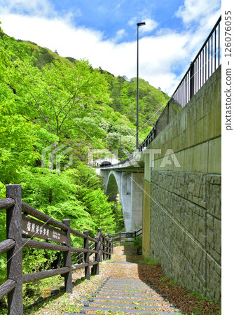 Nasushiobara City, Tochigi Prefecture: Shiobara and Tomiharu Ohashi Bridge welcome the season of fresh greenery Nasushiobara City, Tochigi Prefecture: Shiobara and Tomiharu Ohashi Bridge welcome the season of fresh greenery 126076055