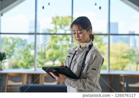一位女士正在檢查房間內的設施 一位女士正在檢查房間內的設施 126076117