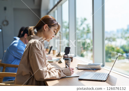 在共享辦公空間學習的女士 126076132