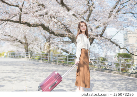 櫻花季旅行的女人 126078286